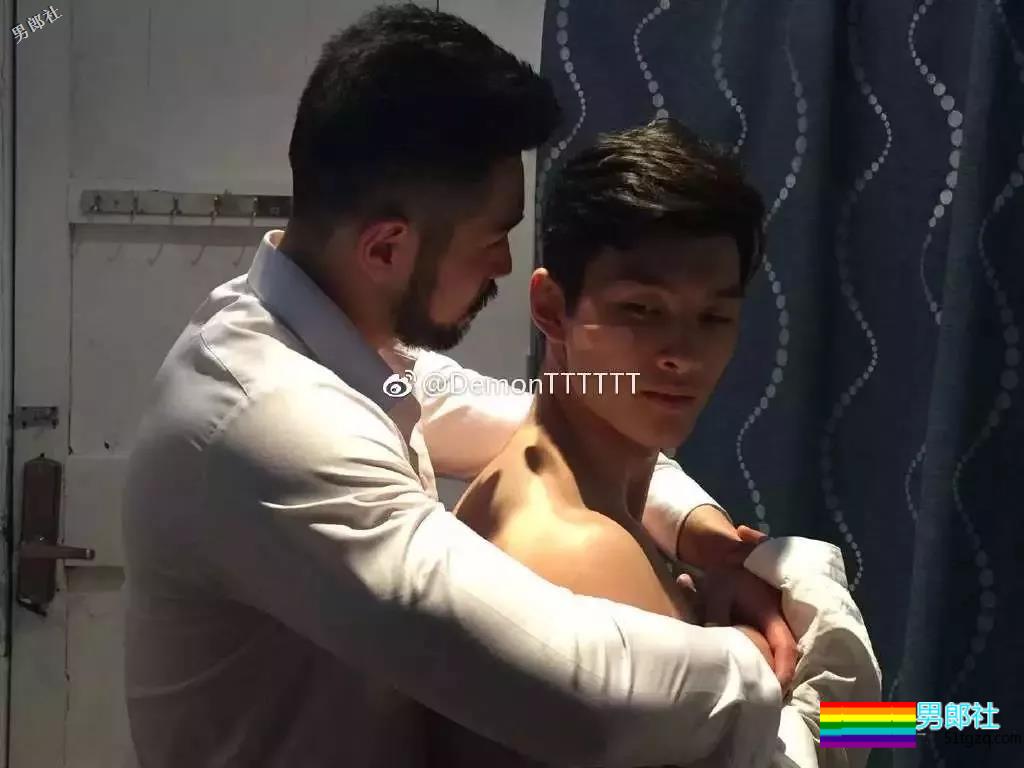 制服下隐藏的壮硕肌肉的正装空少,被肌肉师兄搂住~太Sexxy! - 51虹马 制服下隐藏的壮硕肌肉的正装空少,被肌肉师兄搂住~太Sexxy! - 51虹马