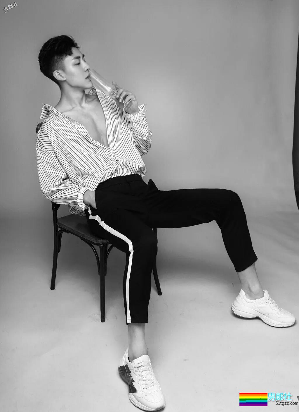 1米88大长腿体育帅哥,撩衣秒杀!呆萌忠犬颜值A爆了!-51虹马