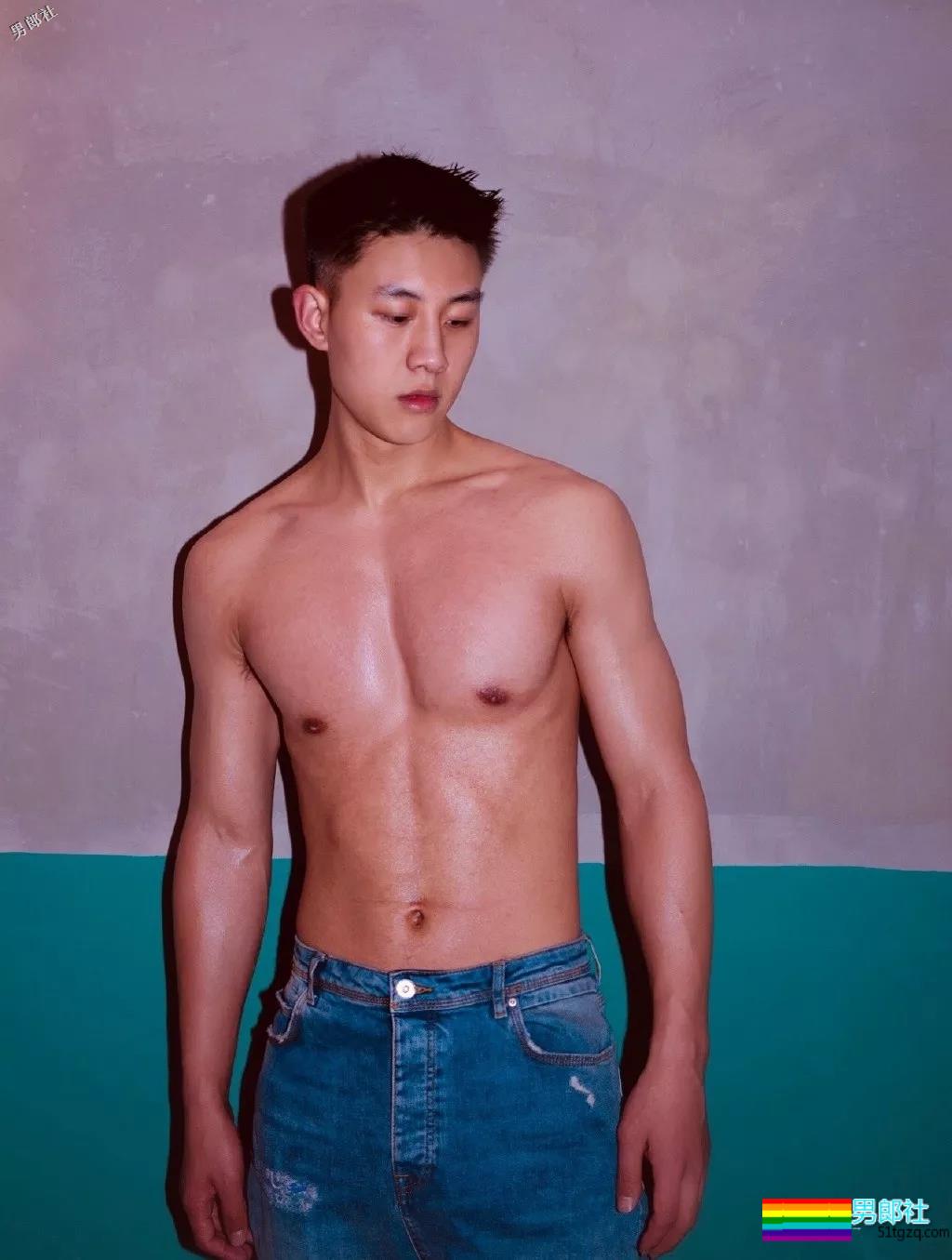 1米88大长腿体育帅哥,撩衣秒杀!呆萌忠犬颜值A爆了! - 51虹马