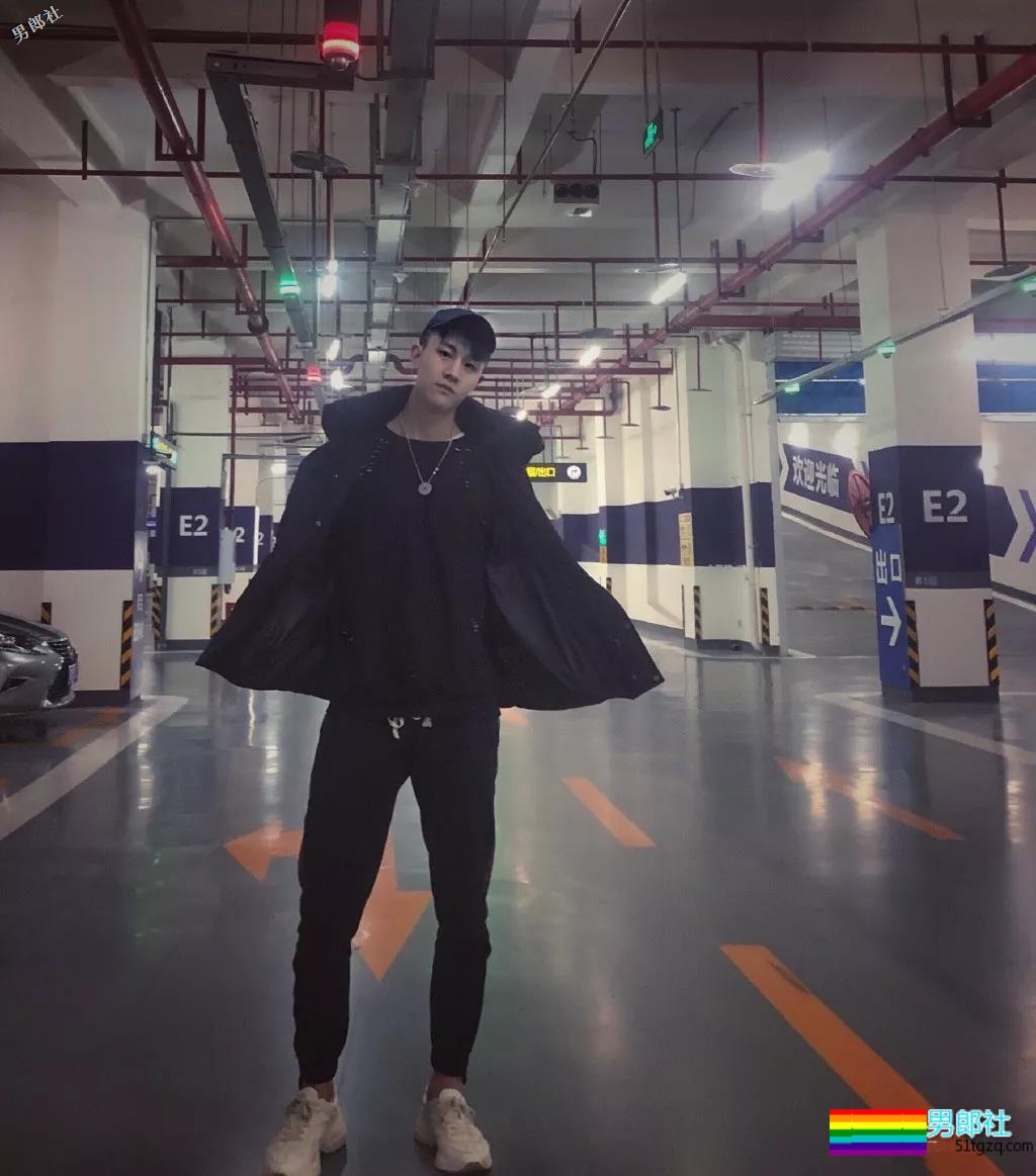 1米88大长腿体育帅哥,撩衣秒杀!呆萌忠犬颜值A爆了! - 51虹马