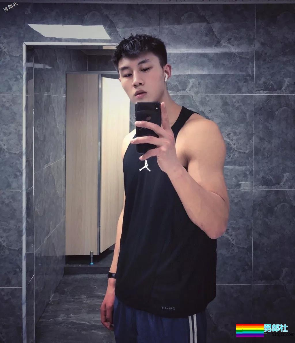 1米88大长腿体育帅哥,撩衣秒杀!呆萌忠犬颜值A爆了! - 51虹马 1米88大长腿体育帅哥,撩衣秒杀!呆萌忠犬颜值A爆了! - 51虹马