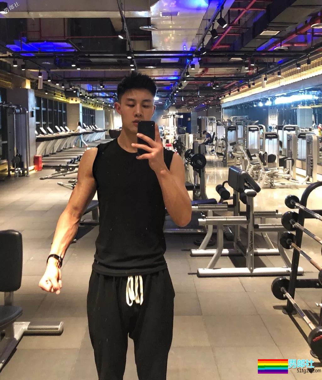 1米88大长腿体育帅哥,撩衣秒杀!呆萌忠犬颜值A爆了! - 51虹马