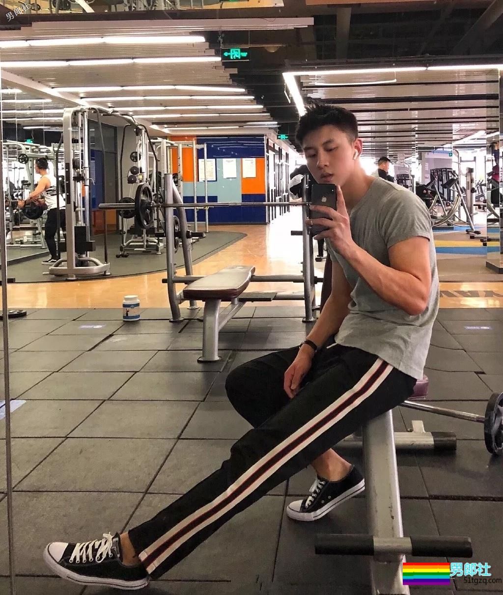 1米88大长腿体育帅哥,撩衣秒杀!呆萌忠犬颜值A爆了! - 51虹马