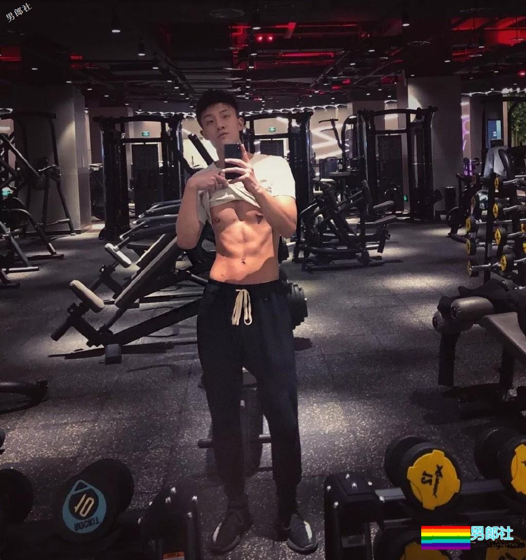 1米88大长腿体育帅哥,撩衣秒杀!呆萌忠犬颜值A爆了! - 51虹马