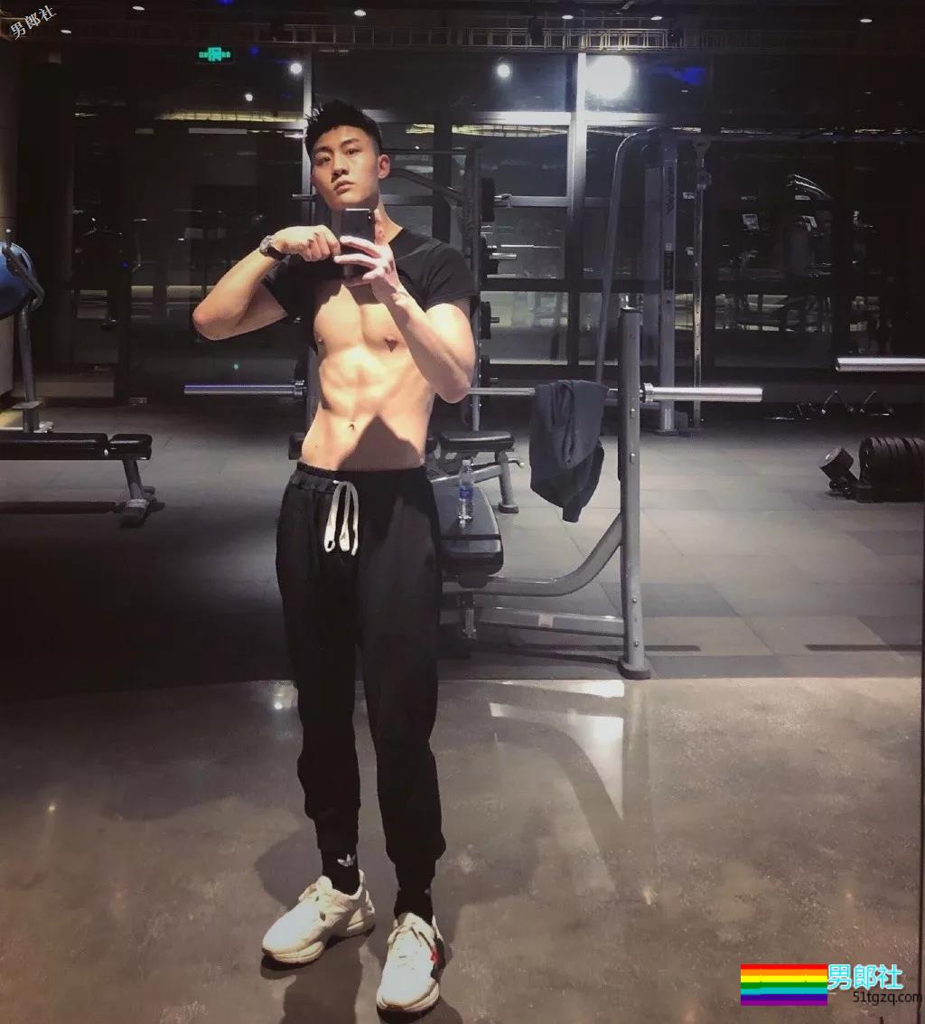 1米88大长腿体育帅哥,撩衣秒杀!呆萌忠犬颜值A爆了! - 51虹马