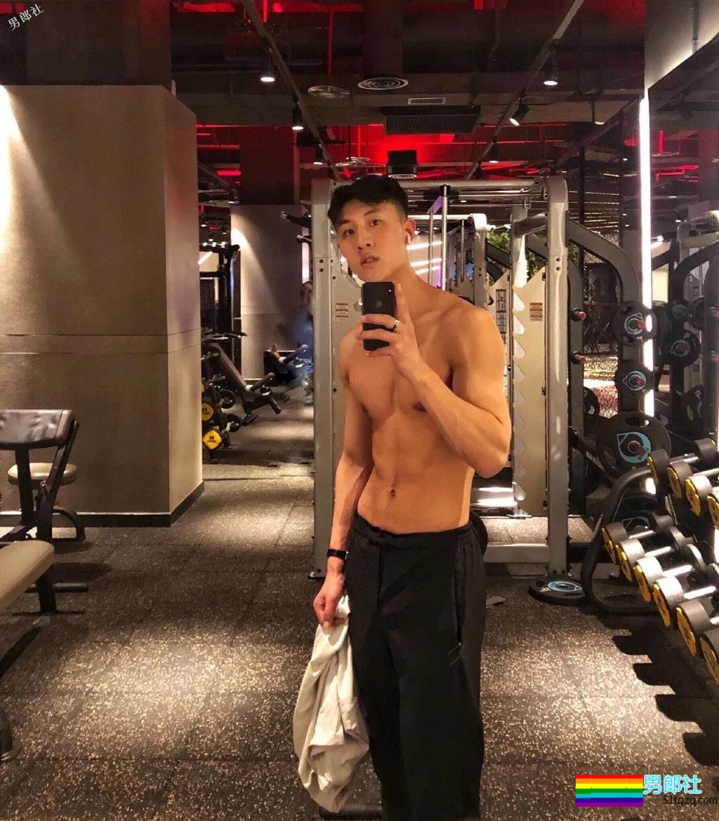 1米88大长腿体育帅哥,撩衣秒杀!呆萌忠犬颜值A爆了! - 51虹马