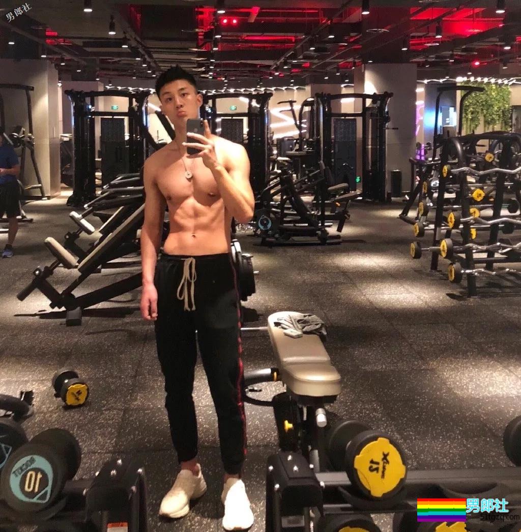 1米88大长腿体育帅哥,撩衣秒杀!呆萌忠犬颜值A爆了! - 51虹马