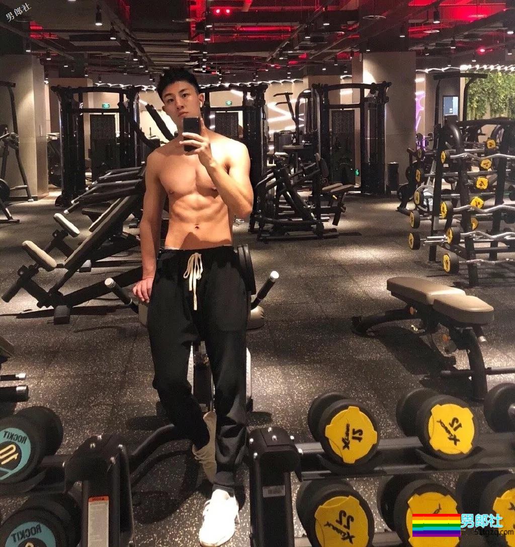 1米88大长腿体育帅哥,撩衣秒杀!呆萌忠犬颜值A爆了! - 51虹马