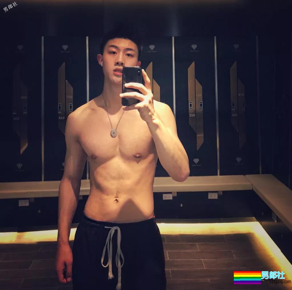 1米88大长腿体育帅哥,撩衣秒杀!呆萌忠犬颜值A爆了! - 51虹马