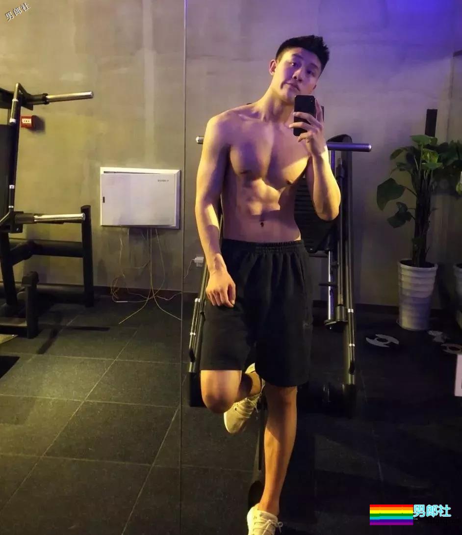 1米88大长腿体育帅哥,撩衣秒杀!呆萌忠犬颜值A爆了! - 51虹马