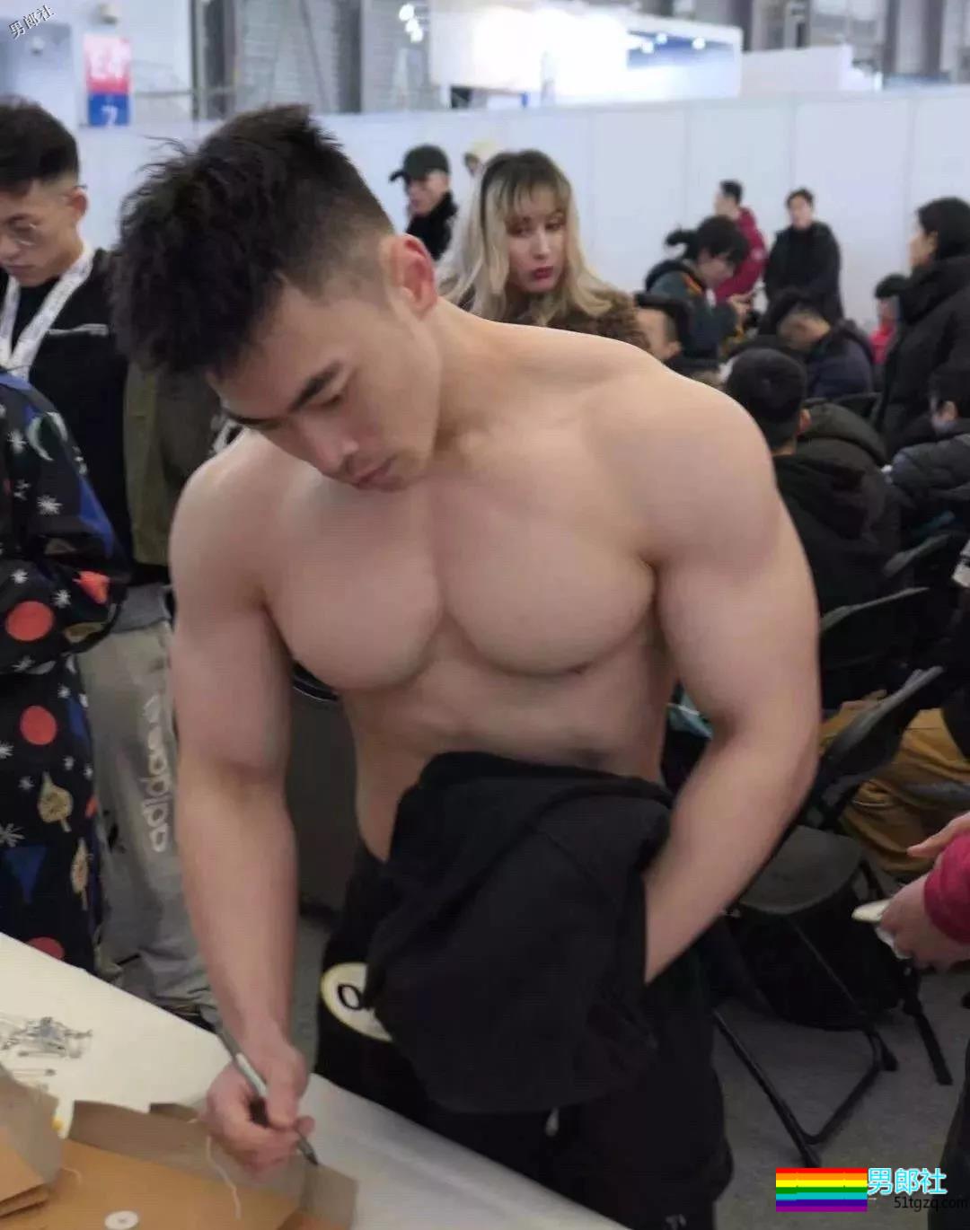 健身后台只穿小裤裤的肌肉男们确实很好看-51虹马