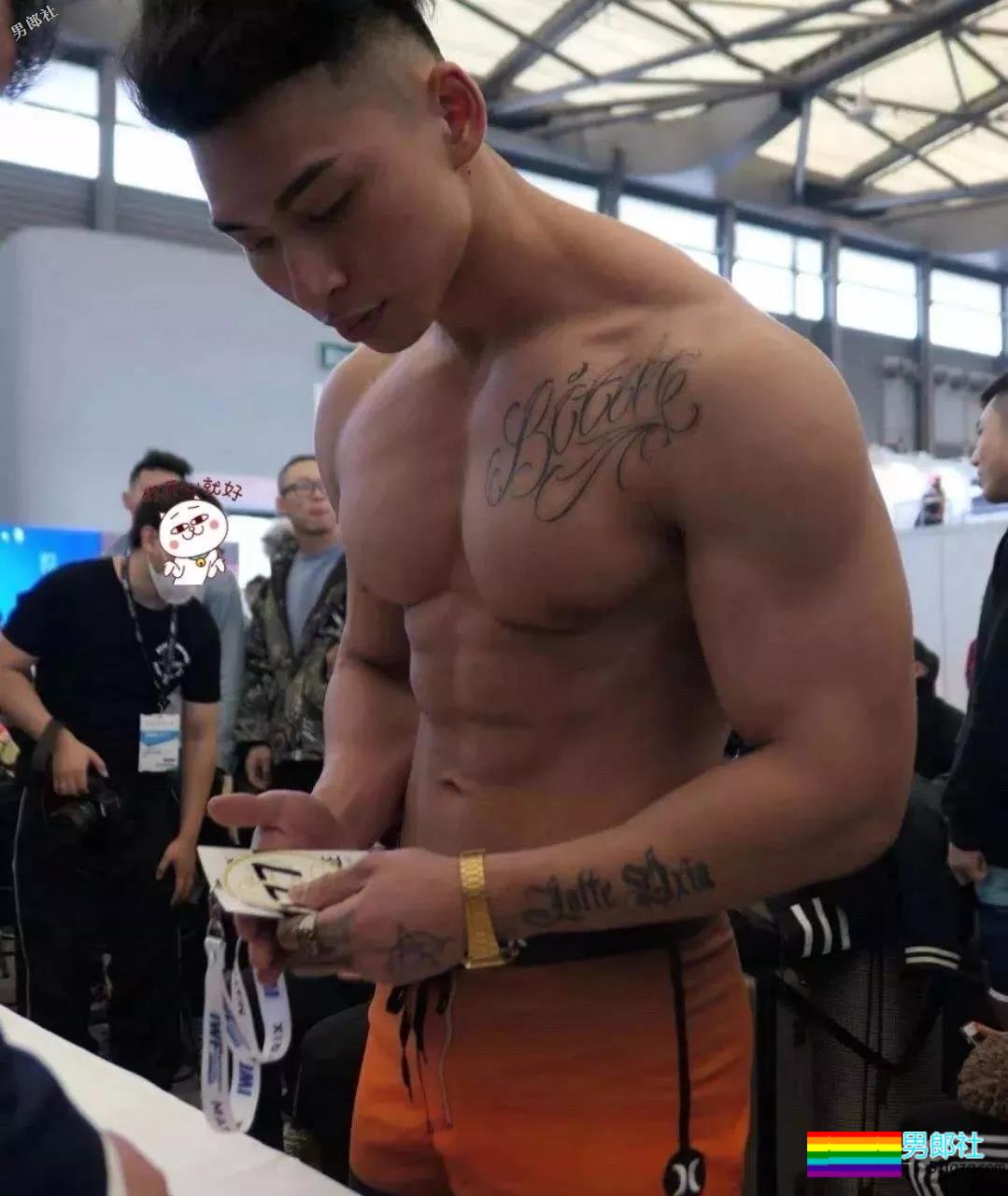 健身后台只穿小裤裤的肌肉男们确实很好看 - 51虹马