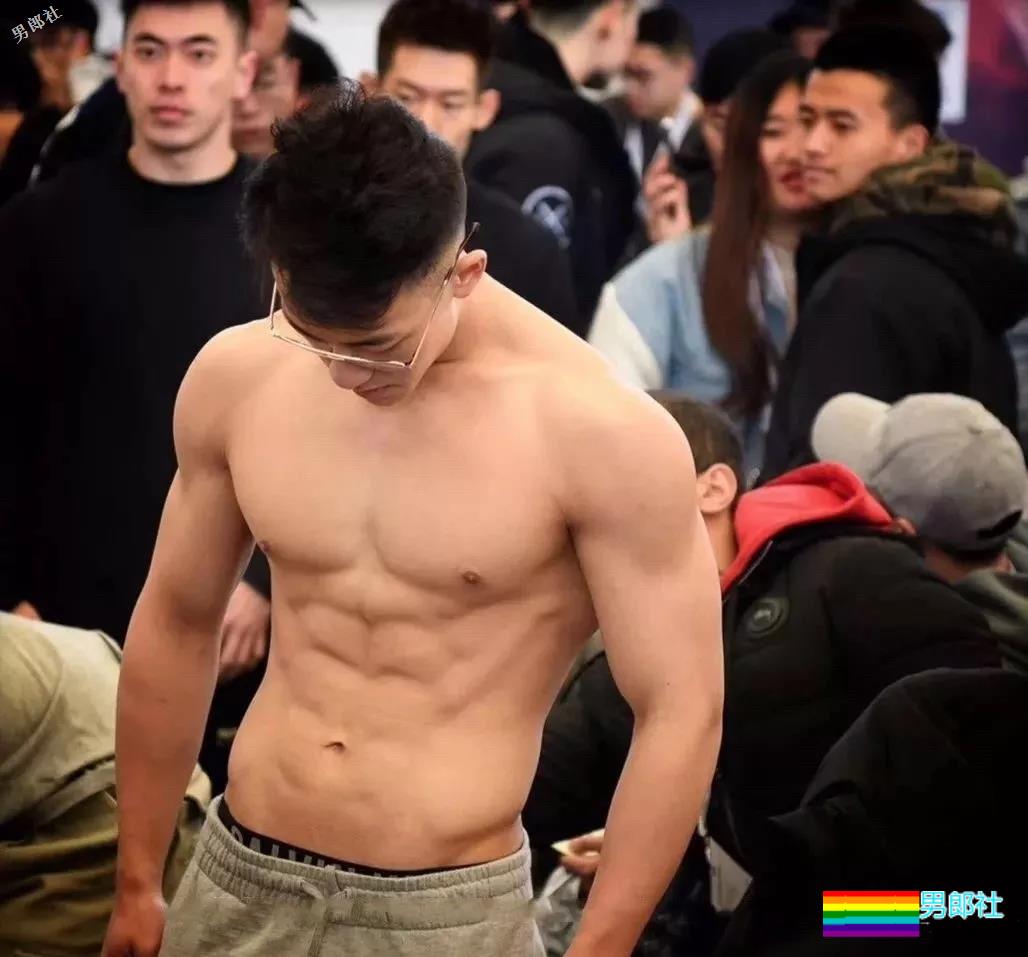 健身后台只穿小裤裤的肌肉男们确实很好看 - 51虹马