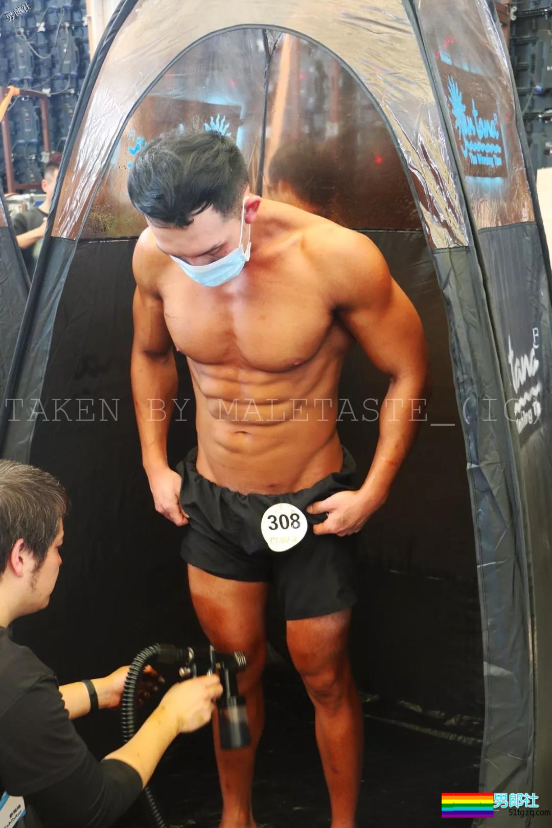 健身后台只穿小裤裤的肌肉男们确实很好看 - 51虹马