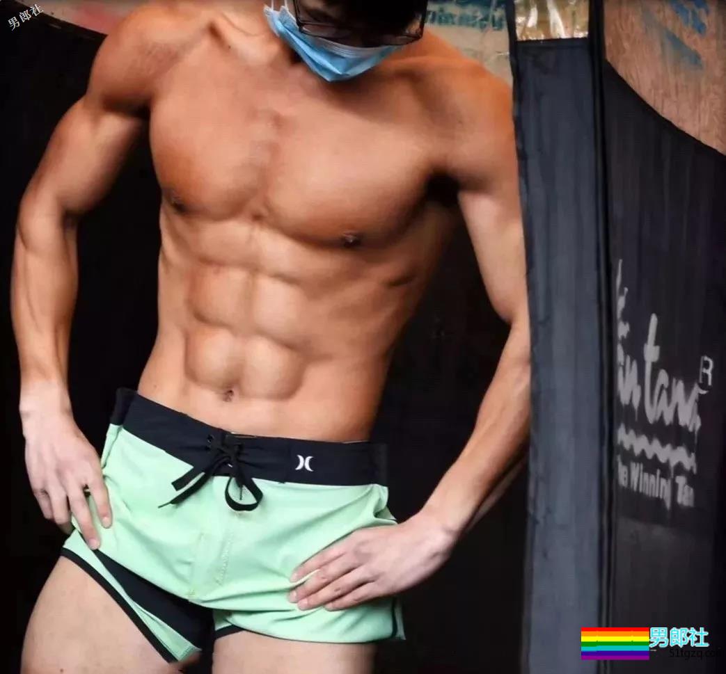 健身后台只穿小裤裤的肌肉男们确实很好看 - 51虹马