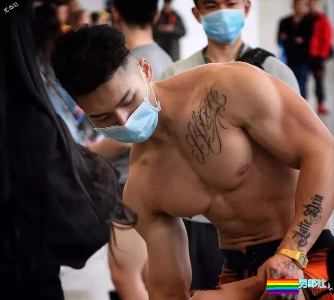 健身后台只穿小裤裤的肌肉男们确实很好看 - 51虹马