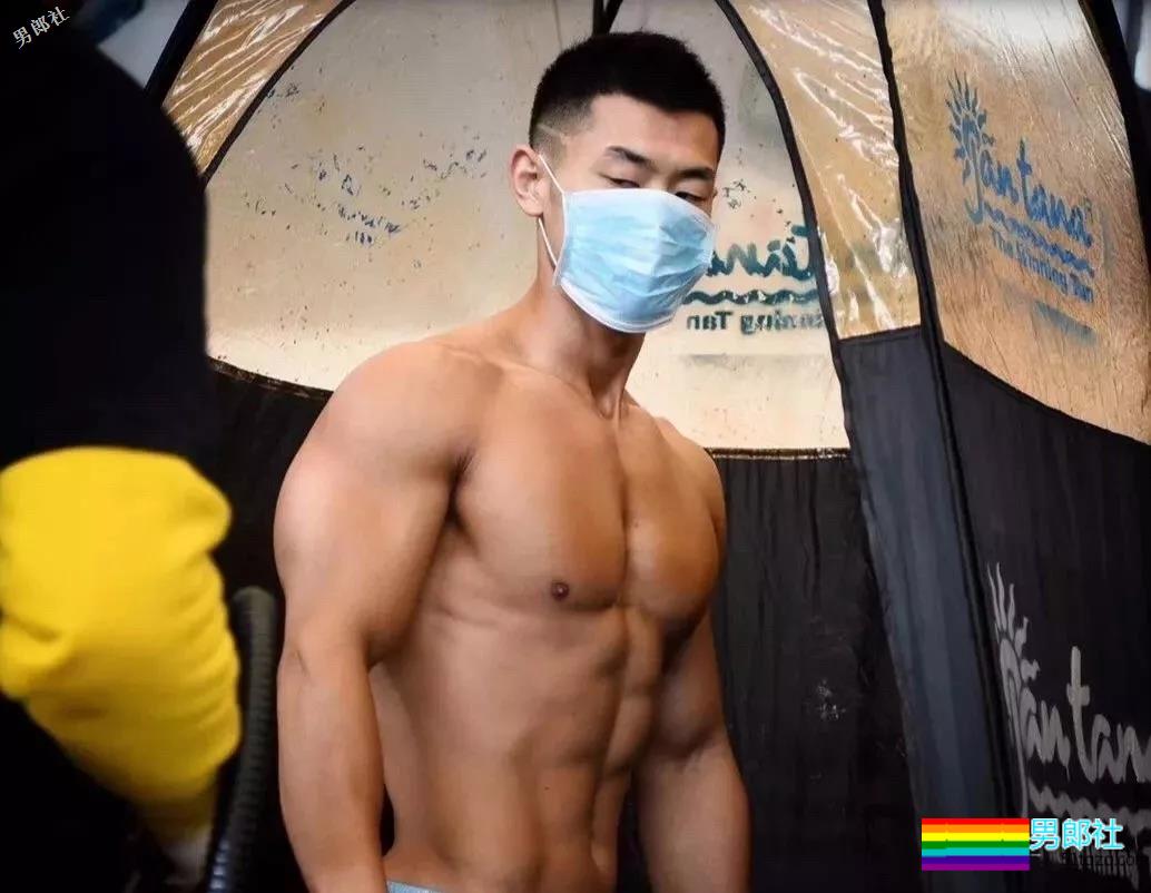 健身后台只穿小裤裤的肌肉男们确实很好看 - 51虹马