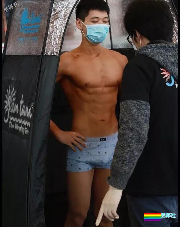 健身后台只穿小裤裤的肌肉男们确实很好看 - 51虹马