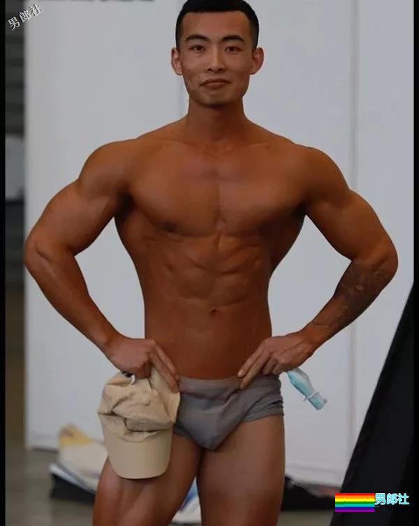 健身后台只穿小裤裤的肌肉男们确实很好看 - 51虹马