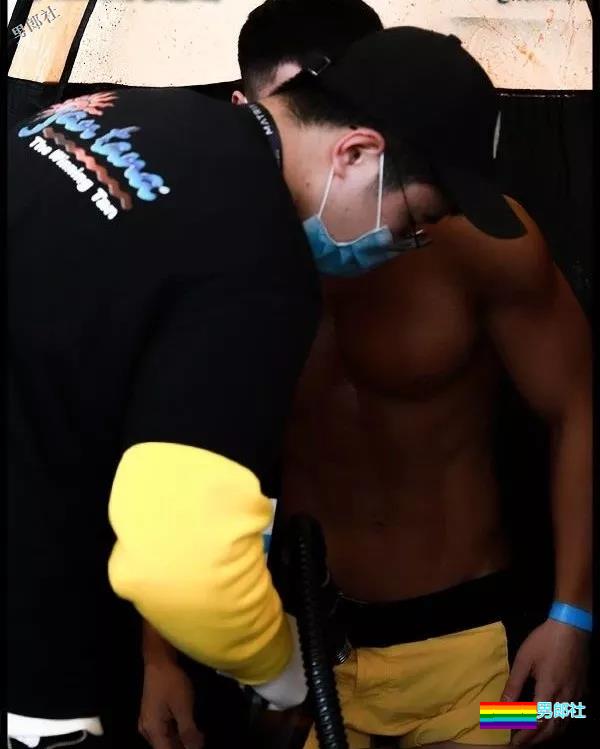 健身后台只穿小裤裤的肌肉男们确实很好看 - 51虹马