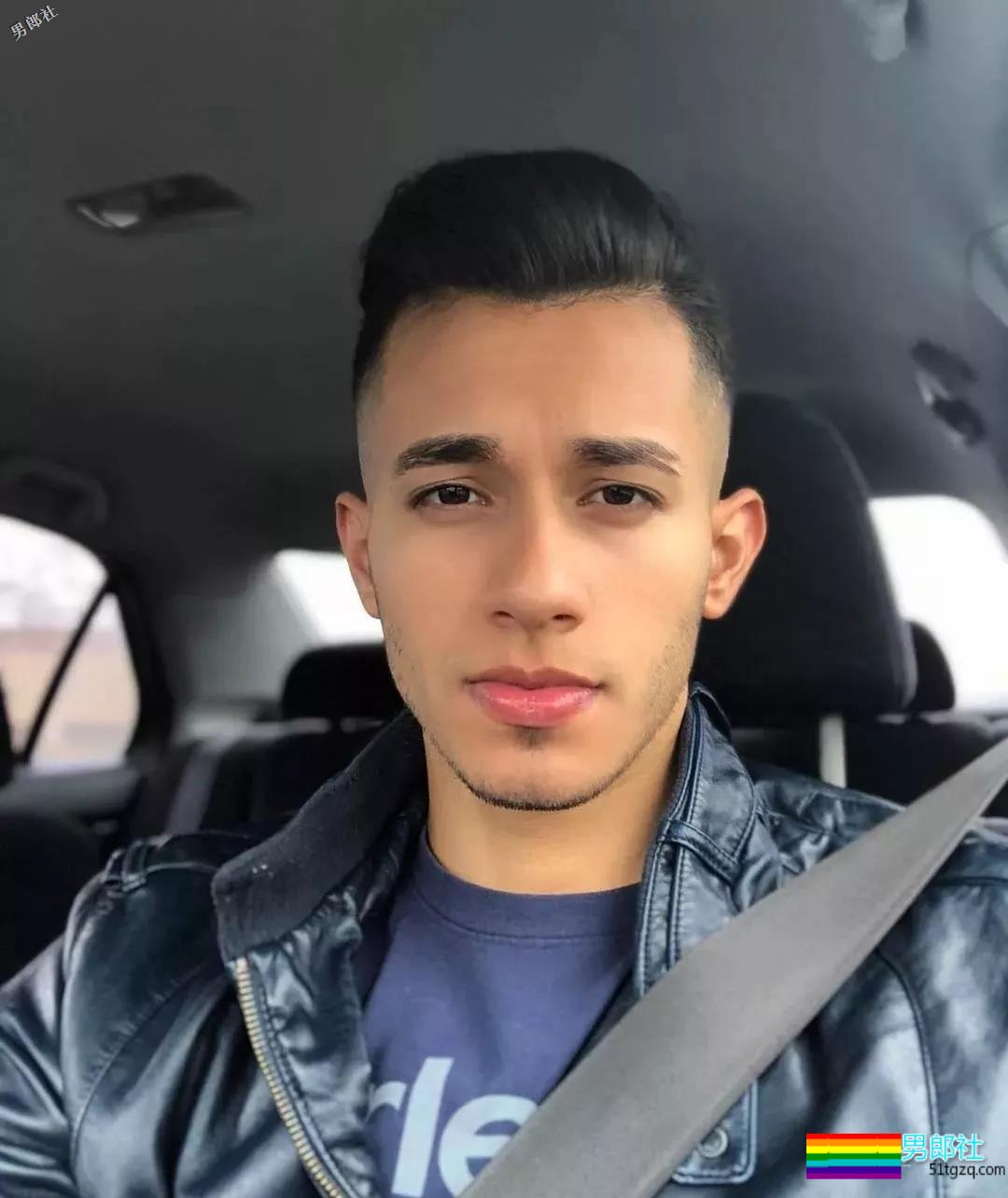 完美的颜值，性感的身材，这位小哥几乎是理想男友的所有幻想。 - 51虹马