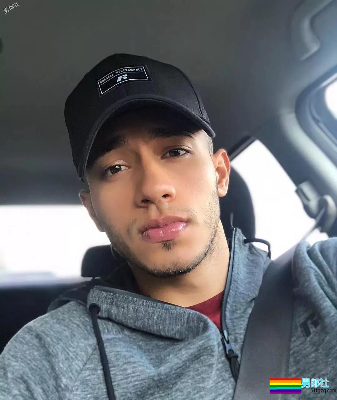 完美的颜值，性感的身材，这位小哥几乎是理想男友的所有幻想。 - 51虹马