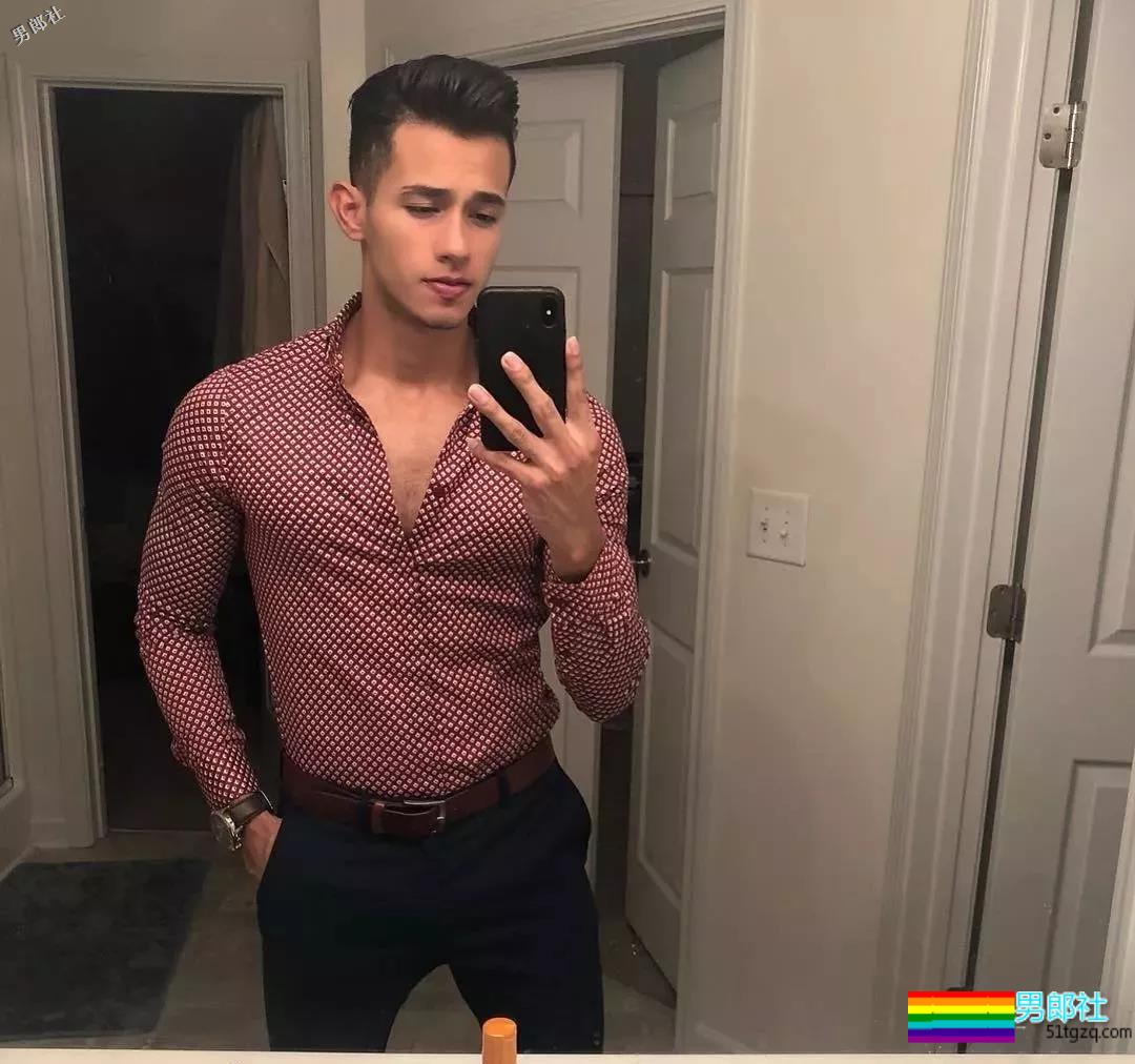 完美的颜值，性感的身材，这位小哥几乎是理想男友的所有幻想。 - 51虹马