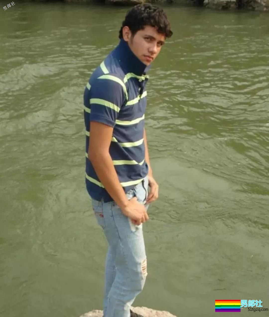 完美的颜值，性感的身材，这位小哥几乎是理想男友的所有幻想。 - 51虹马