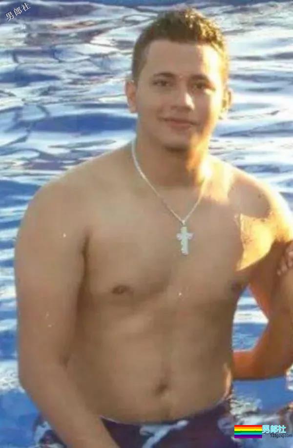 完美的颜值，性感的身材，这位小哥几乎是理想男友的所有幻想。 - 51虹马