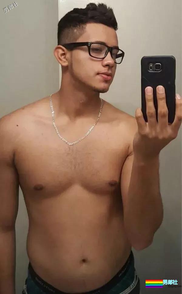 完美的颜值,性感的身材,这位小哥几乎是理想男友的所有幻想。 - 51虹马 完美的颜值,性感的身材,这位小哥几乎是理想男友的所有幻想。 - 51虹马