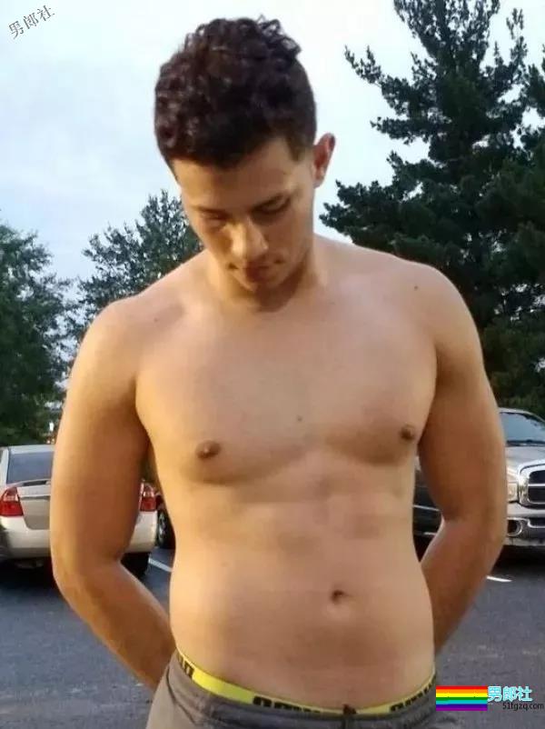 完美的颜值，性感的身材，这位小哥几乎是理想男友的所有幻想。 - 51虹马