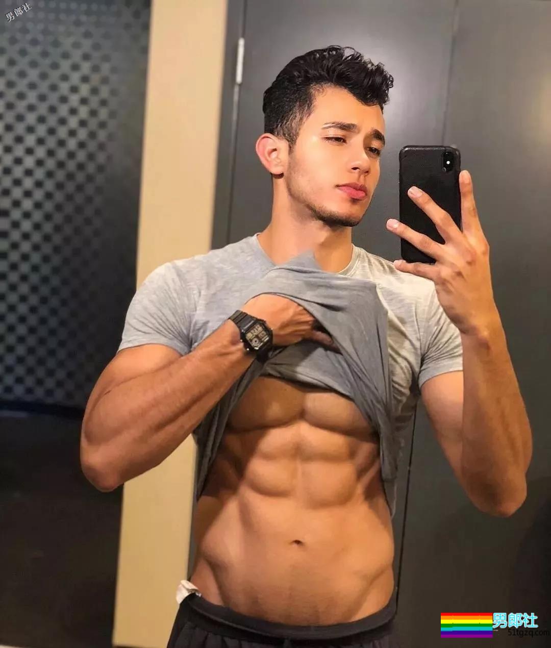 完美的颜值，性感的身材，这位小哥几乎是理想男友的所有幻想。 - 51虹马