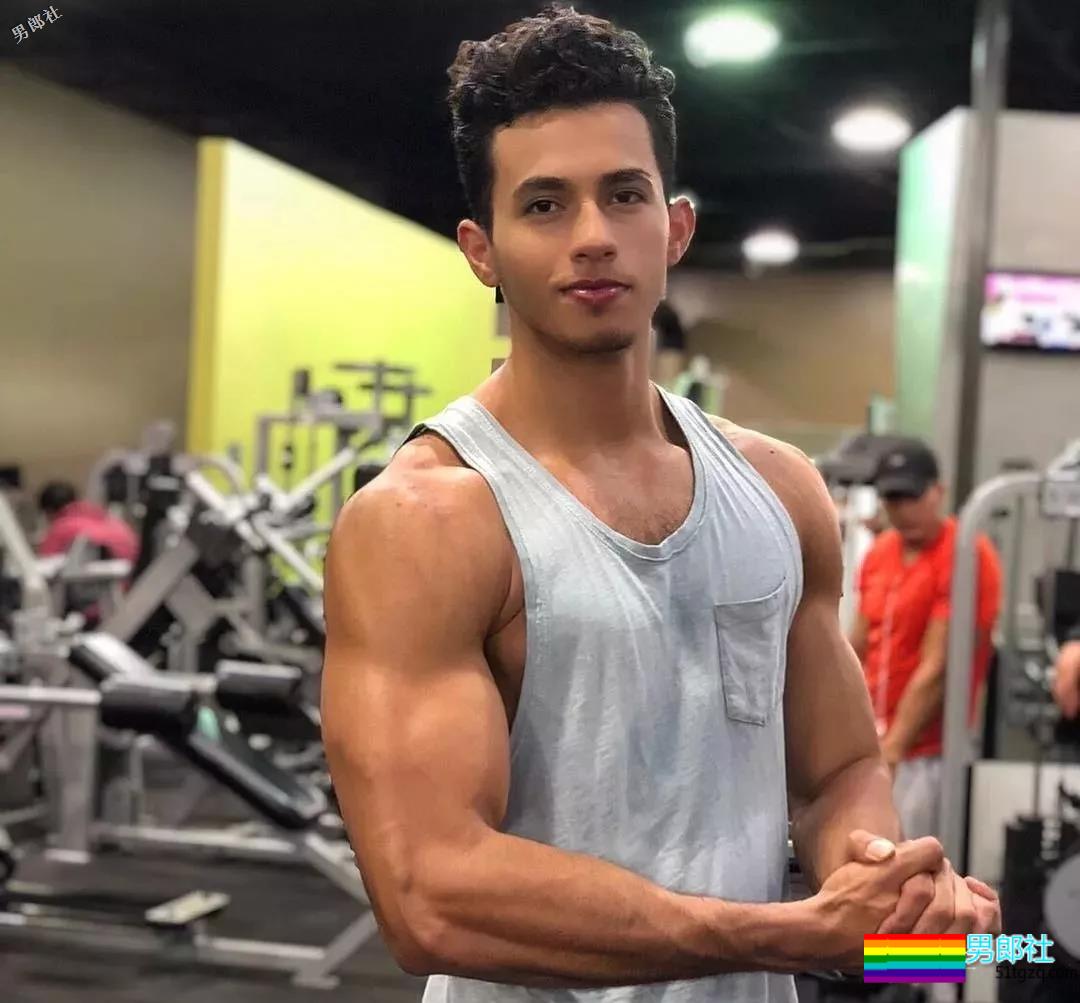 完美的颜值,性感的身材,这位小哥几乎是理想男友的所有幻想。 - 51虹马 完美的颜值,性感的身材,这位小哥几乎是理想男友的所有幻想。 - 51虹马