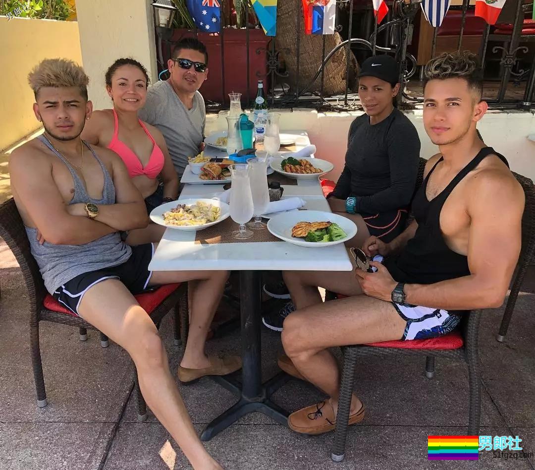 完美的颜值，性感的身材，这位小哥几乎是理想男友的所有幻想。 - 51虹马