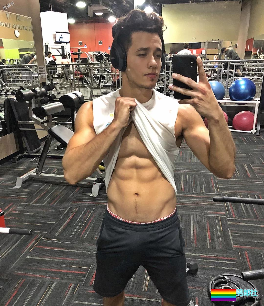 完美的颜值,性感的身材,这位小哥几乎是理想男友的所有幻想。 - 51虹马 完美的颜值,性感的身材,这位小哥几乎是理想男友的所有幻想。 - 51虹马