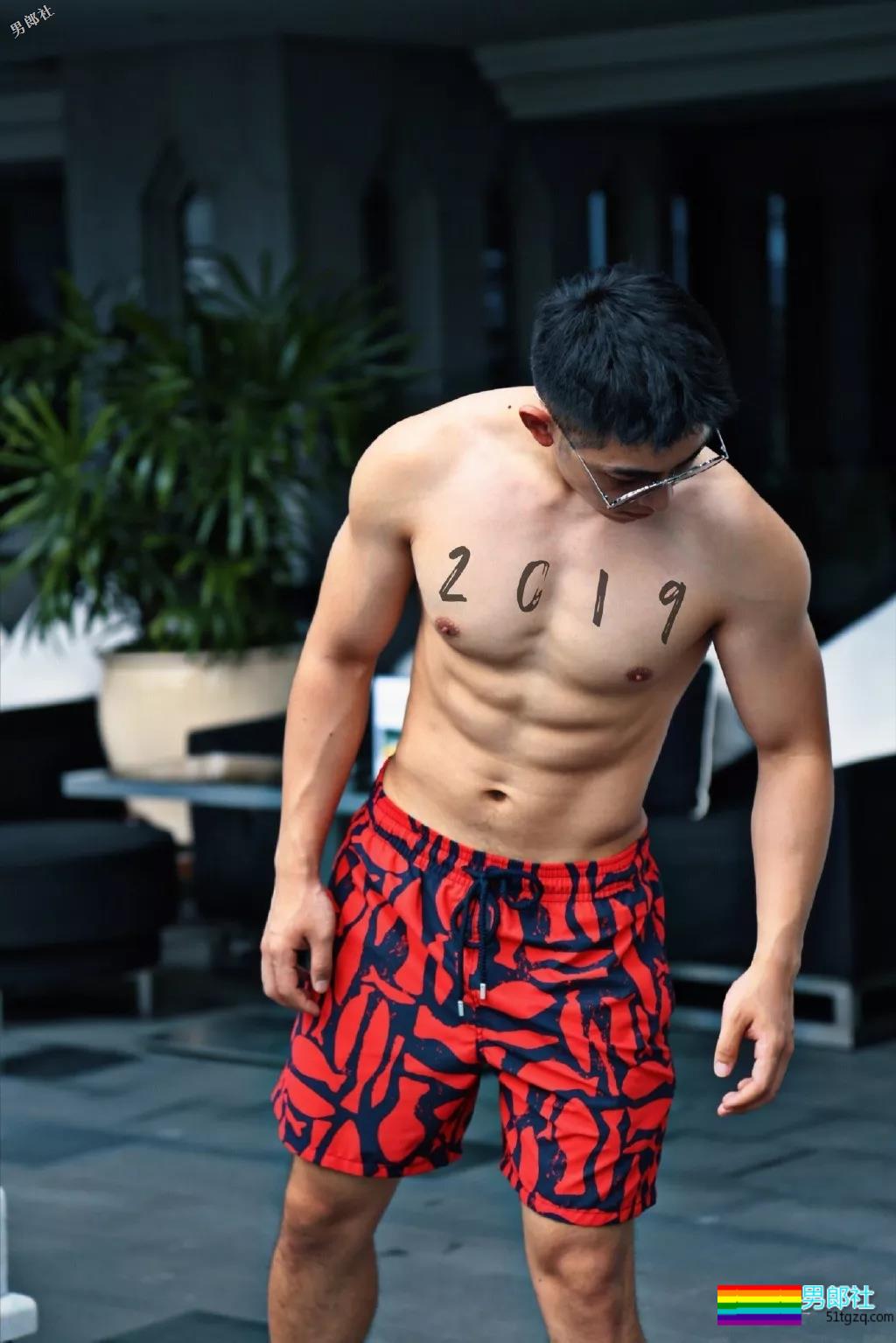 岛国小哥被抓拍，大腿结实得够抢眼！-51虹马