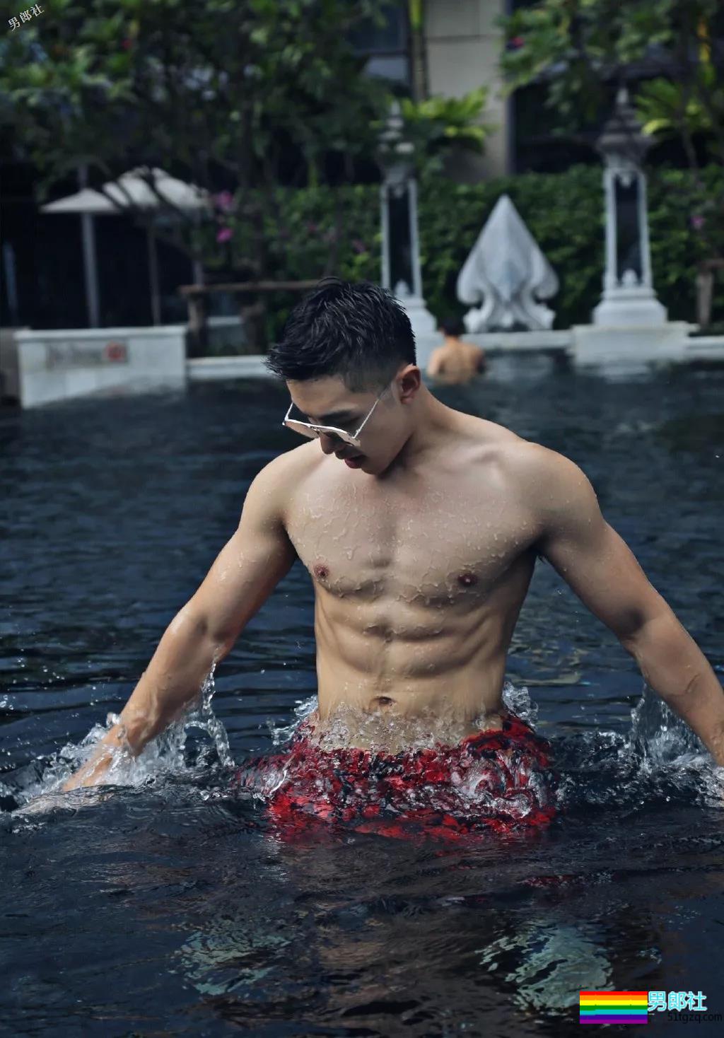 岛国小哥被抓拍，大腿结实得够抢眼！ - 51虹马