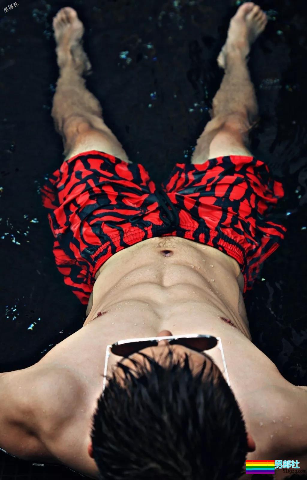 岛国小哥被抓拍，大腿结实得够抢眼！ - 51虹马