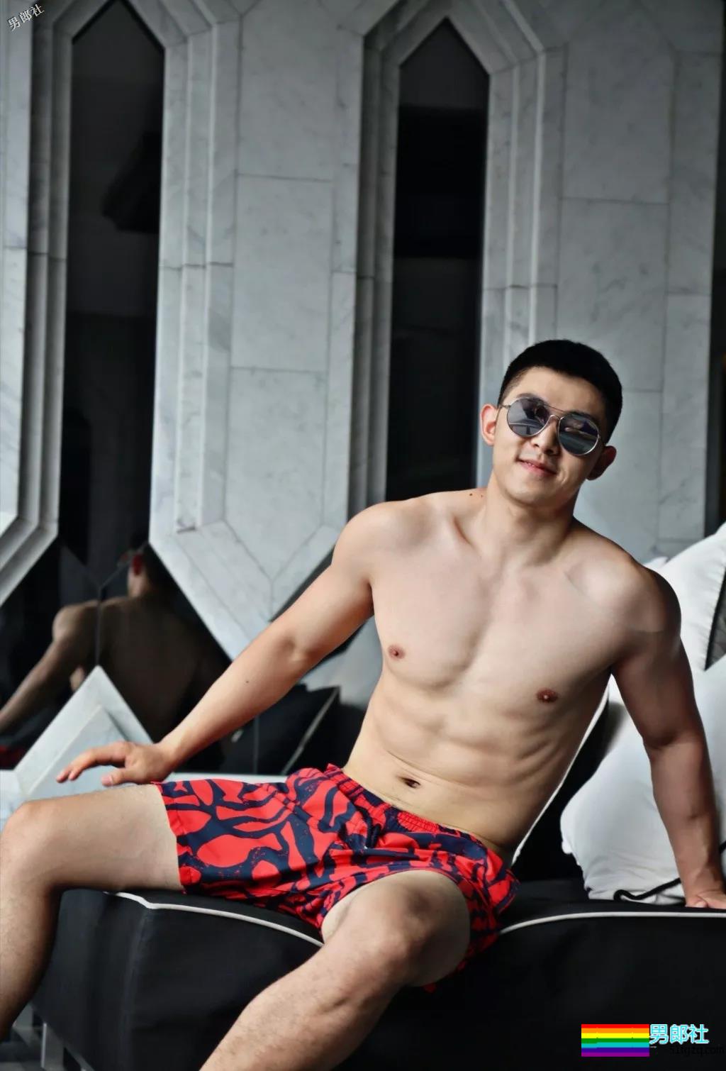 岛国小哥被抓拍，大腿结实得够抢眼！ - 51虹马