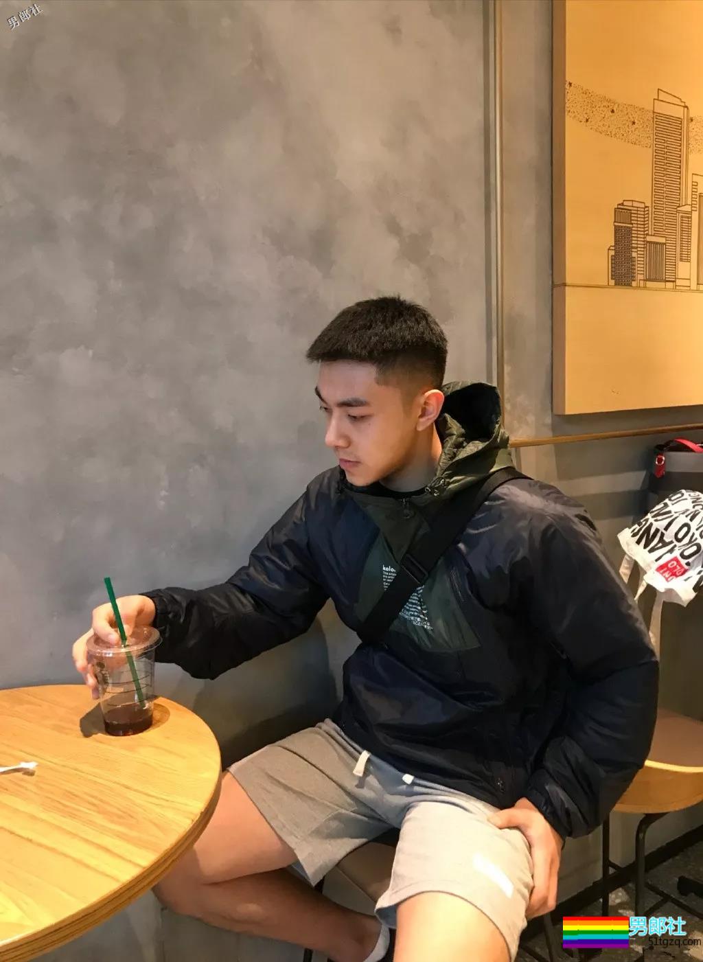 岛国小哥被抓拍，大腿结实得够抢眼！ - 51虹马