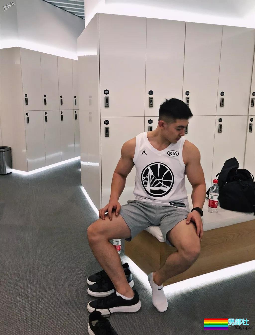 岛国小哥被抓拍，大腿结实得够抢眼！ - 51虹马