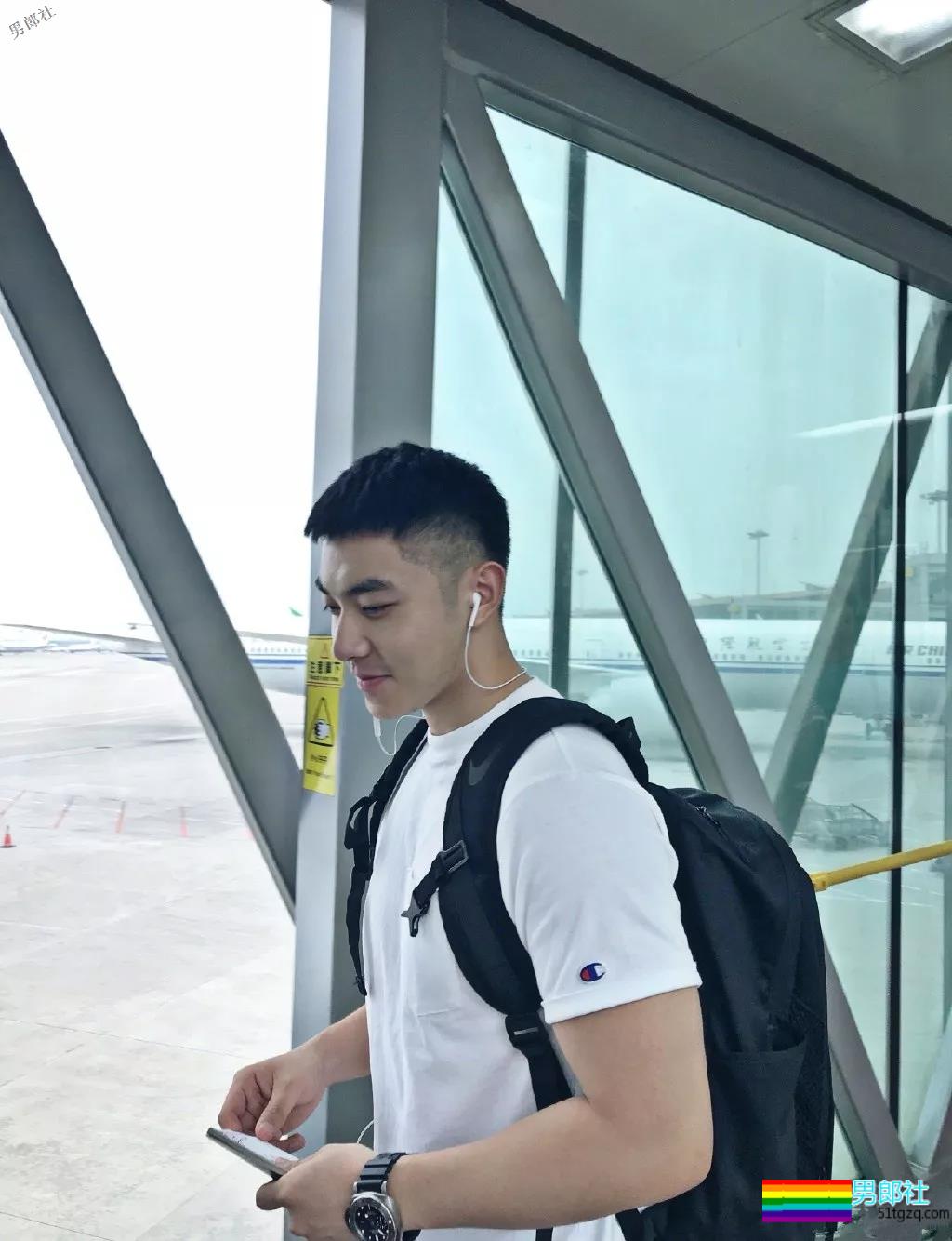 岛国小哥被抓拍，大腿结实得够抢眼！ - 51虹马