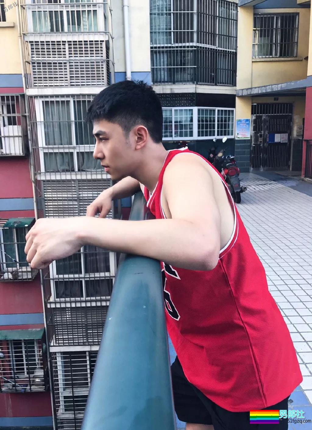 岛国小哥被抓拍，大腿结实得够抢眼！ - 51虹马