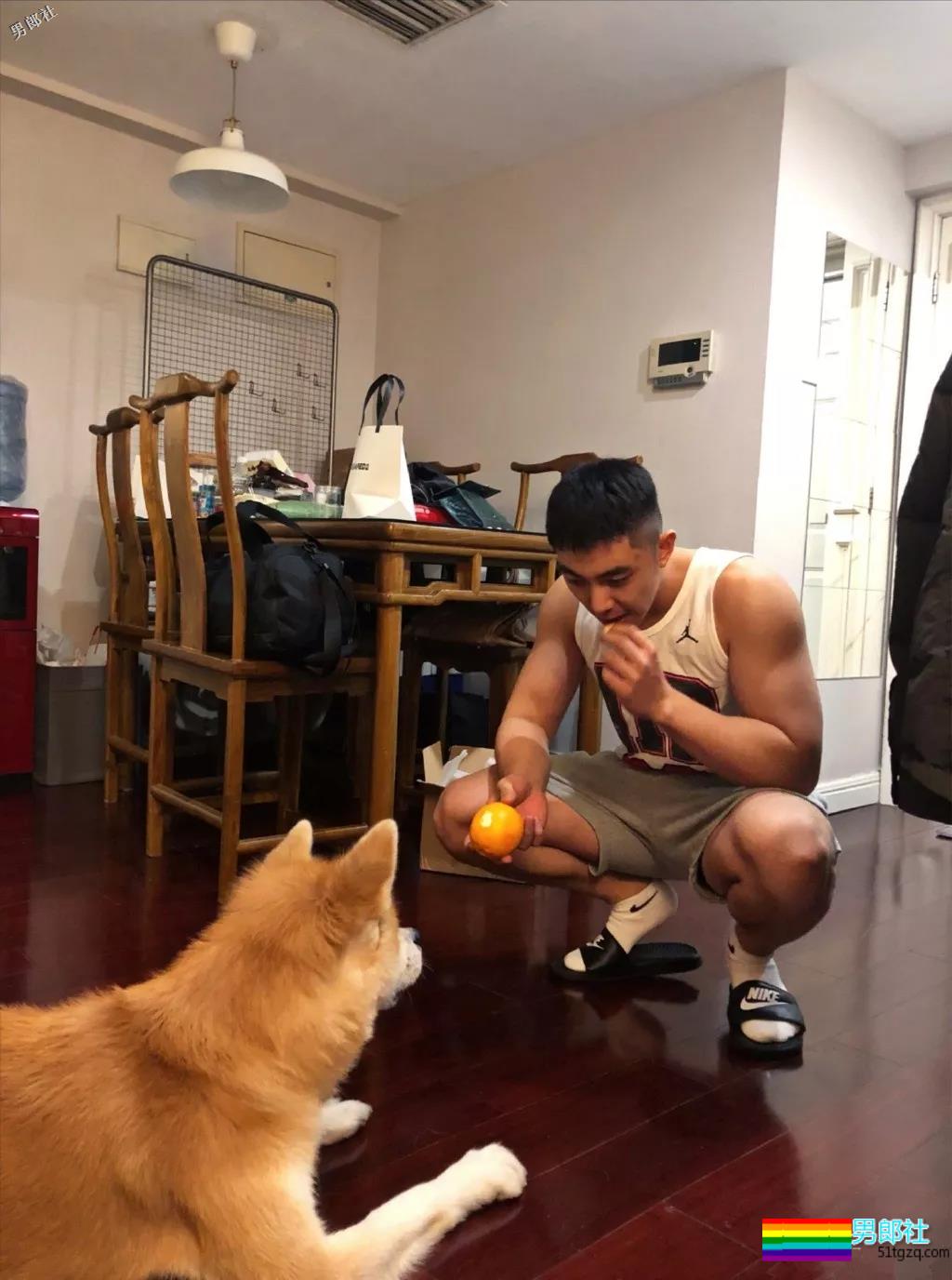 岛国小哥被抓拍，大腿结实得够抢眼！ - 51虹马