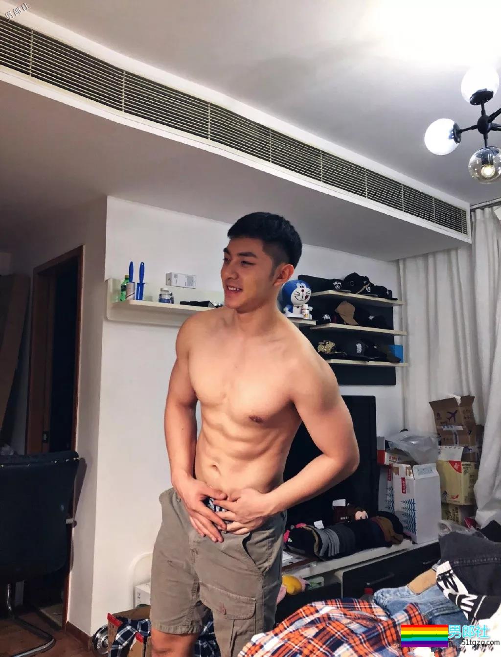 岛国小哥被抓拍，大腿结实得够抢眼！ - 51虹马