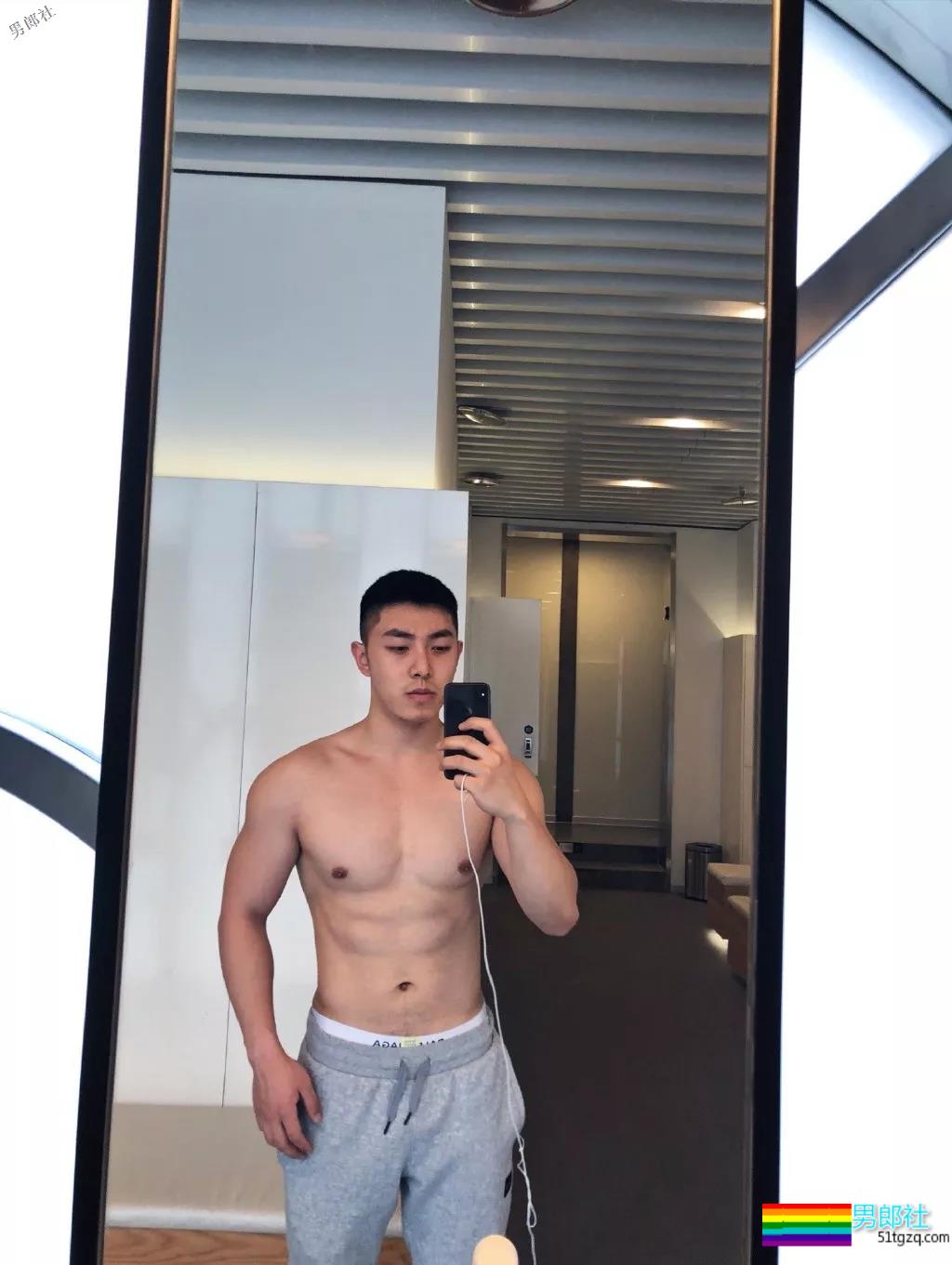 岛国小哥被抓拍，大腿结实得够抢眼！ - 51虹马