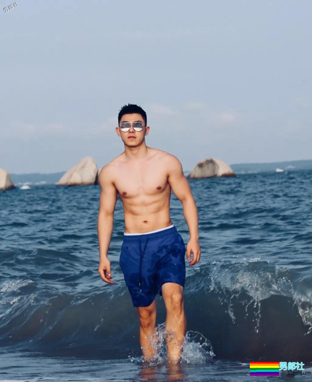 岛国小哥被抓拍，大腿结实得够抢眼！ - 51虹马