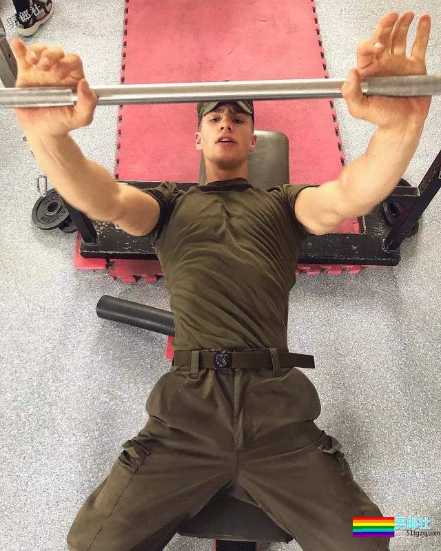 靠服兵役走红网络的男模，他算第一个！ - 51虹马