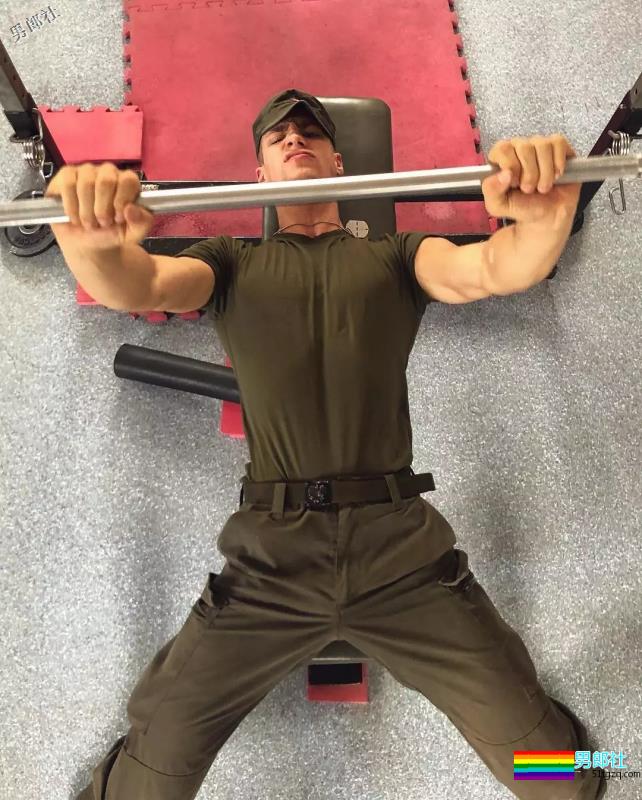 靠服兵役走红网络的男模，他算第一个！ - 51虹马