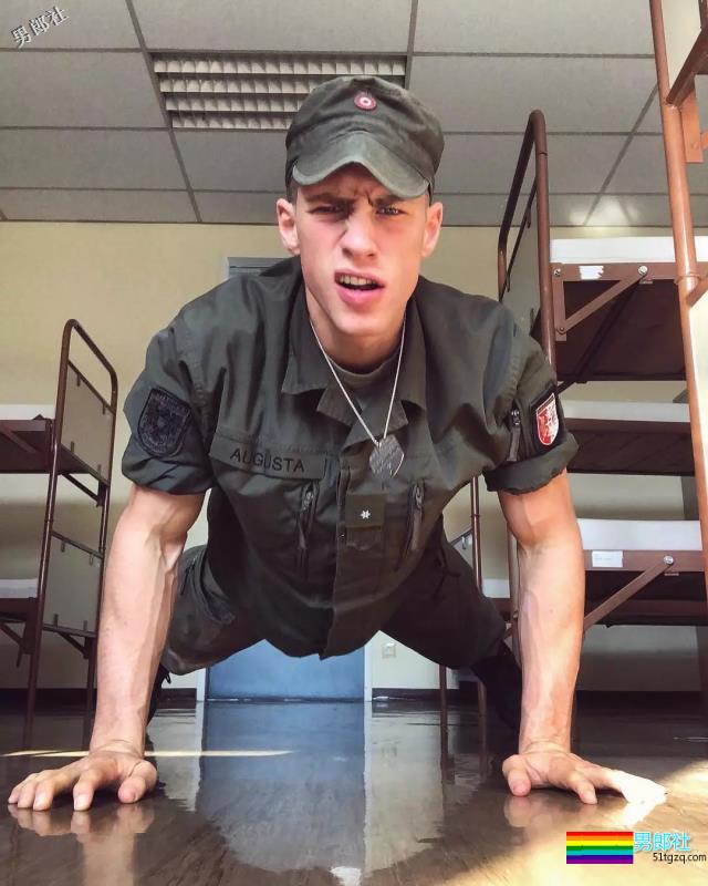 靠服兵役走红网络的男模，他算第一个！ - 51虹马